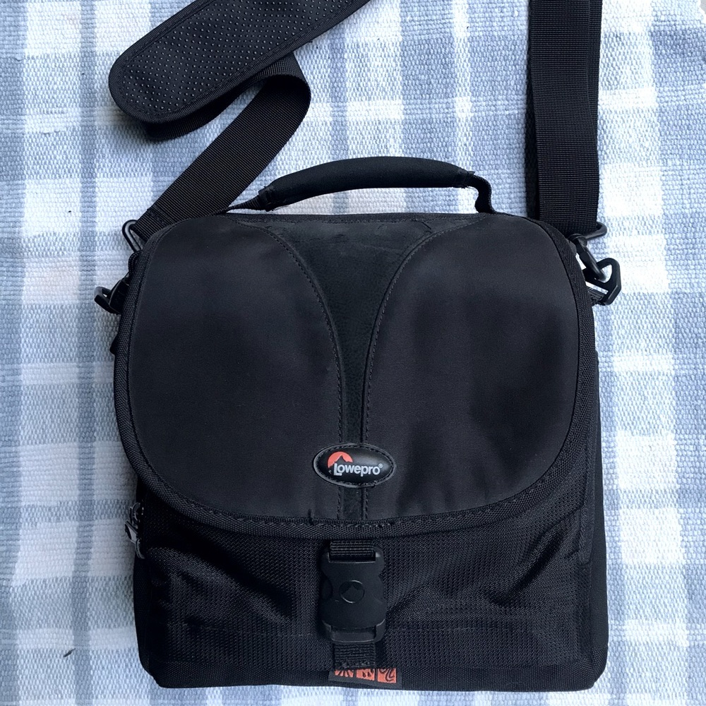 Lowepro camera bag - shoulder strap - excellent condition!